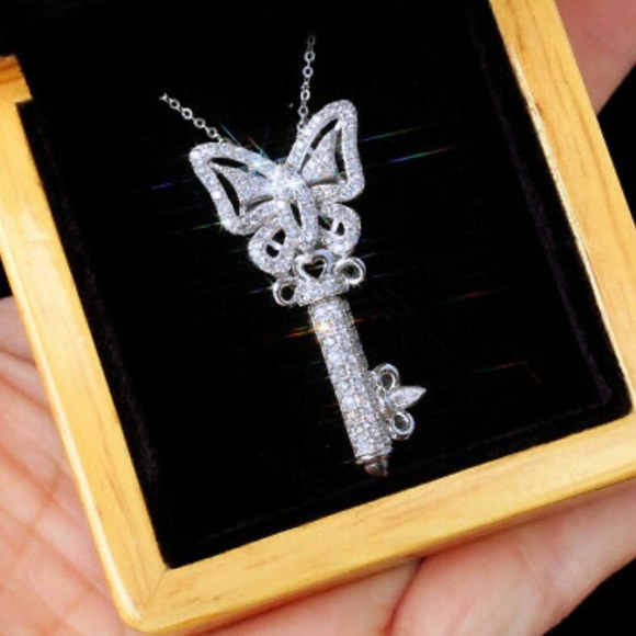 NEW 925 Sterling Silver 🦋 🔑 Necklace - Picture 3 of 7